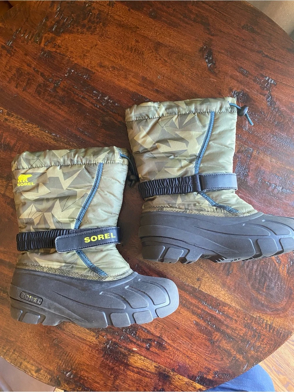 Sorel Flurry Youth Boots  Winter kids size 4 camo waterproof insulated